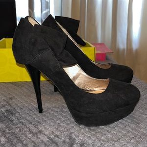 Black suede pumps with bow size 8
